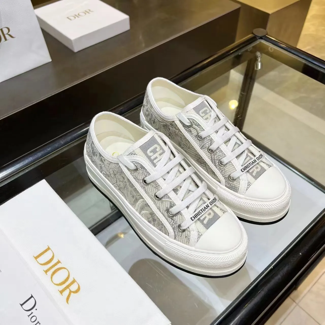 👟👟Ex-factory price 520👟👟 Walk‘n’Dior embroidered mid-top casual shoes are new in 2025. On the fashion stage, Dior embroidered shoes are the well-deserved protagonist. Delicate stitching is used on the upper, every stitch is devoted to the craftsman's efforts, and every thread is woven with artistic poetry. From complex floral patterns to smart geometric textures, embroidery is like the magic that gives shoes life, allowing them to show dynamic beauty even in static conditions.   Wearing Dior embroidered shoes feels like stepping into a dream world full of art. It is not only a pair of shoes, but also a walking piece of art that perfectly integrates fashion and culture. Whether you are strolling on the bustling city streets or attending important social occasions, Dior embroidered shoes can add unique charm to your style and become the focus of everyone's attention.   Choosing Dior embroidered shoes means choosing a persistent pursuit of quality and a unique understanding of fashion. Let it accompany you through every wonderful moment and leave your own fashion mark.  Material: Sheepskin lining, feet, silk cowhide, size 35-41, heel height 5cm